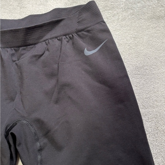 Nike Pro Black 3/4 Training Leggings - Picture 2 of 6